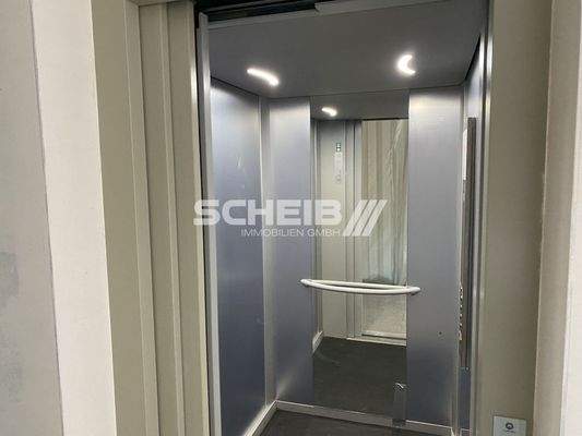 Aufzug vorhanden