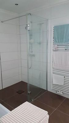 Ebenerdige Dusche im Hauptbad