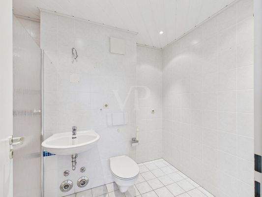 Badezimmer mit WM- Anschluss und ebenerdiger Dusche 