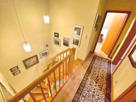 Im Obergeschoss erschließt der gerade Flur die Räume