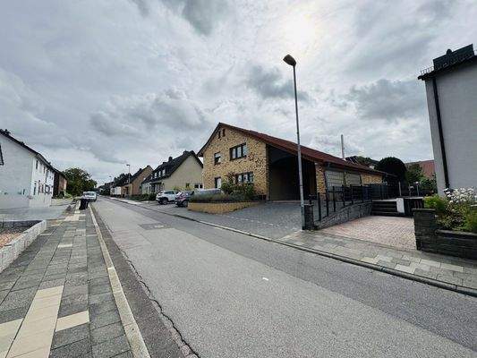 Blick von rechts aufs Haus