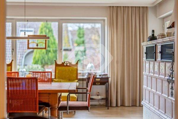 Essdiele mit Kachelofen