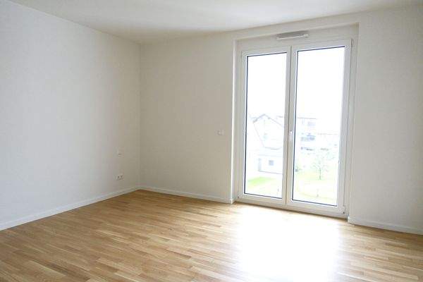 Schlafzimmer mit bodentiefen Fenster