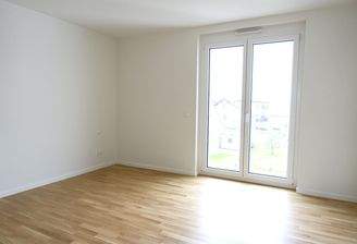 Schlafzimmer mit bodentiefen Fenster