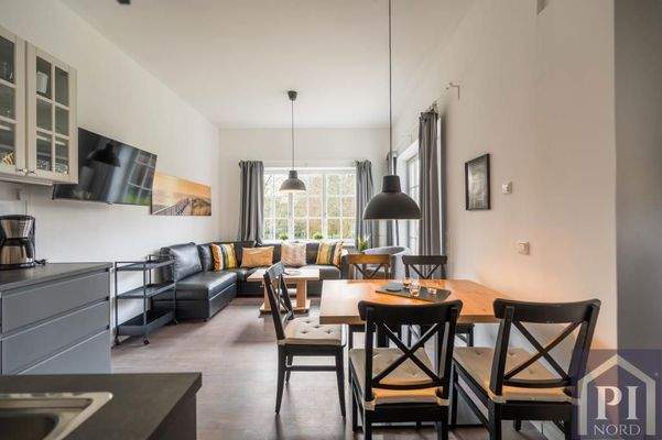 Offener Wohn- und Essbereich mit Terrassenzugang