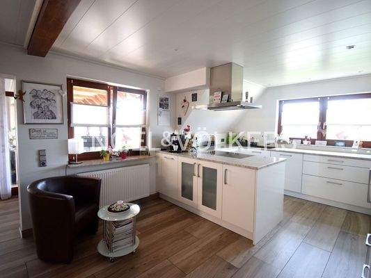 Herzstück des Hauses: Hochwertige Einbauküche im DG