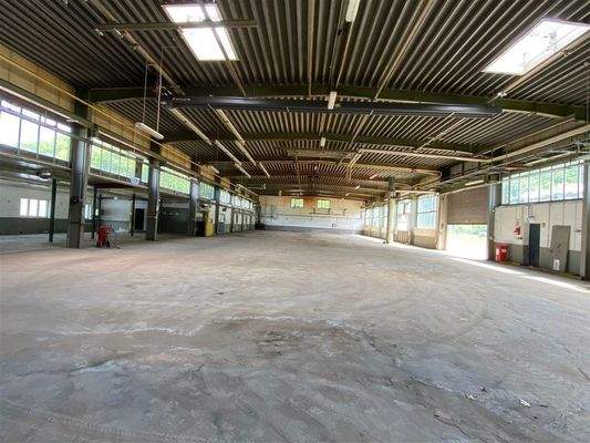 Halle mit Lkw-Zufahrt