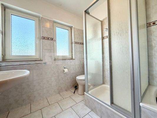 Badezimmer mit Wanne und Dusche