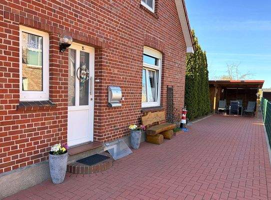 Auffahrt und Eingangsbereich der vermieteten Wohneinheit