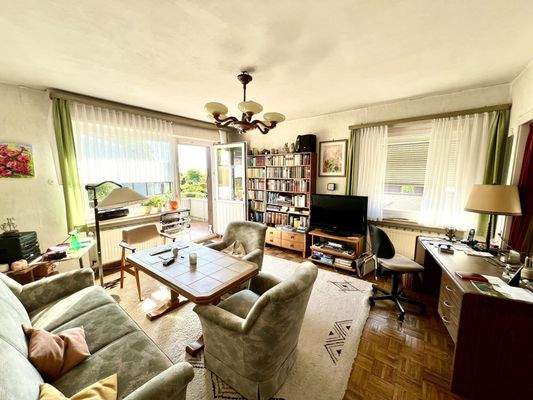 Wohnzimmer mit Balkon (EG)