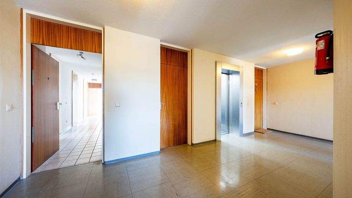 Treppenhaus mit Aufzug