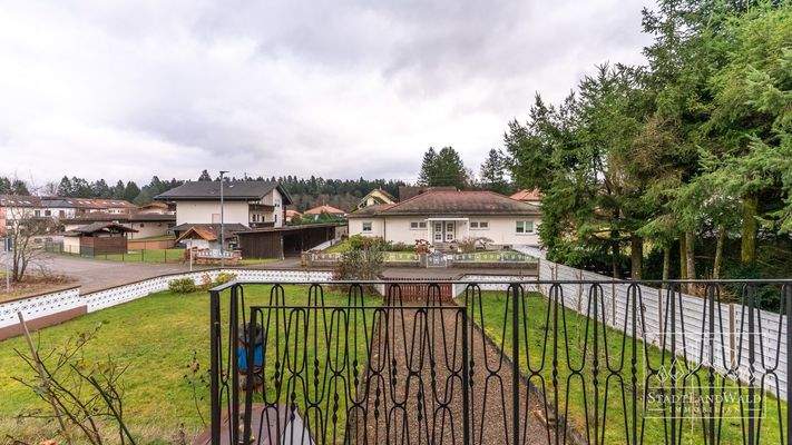 Blick vom Balkon am Wohnzimmer
