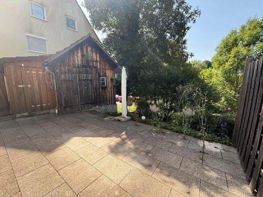 Terrasse mit Gartenhaus