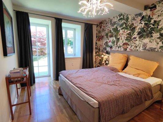 Schlafzimmer mit Ausgang in Garten