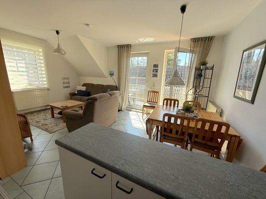 Wohn- u. Essbereich mit Balkonzugang