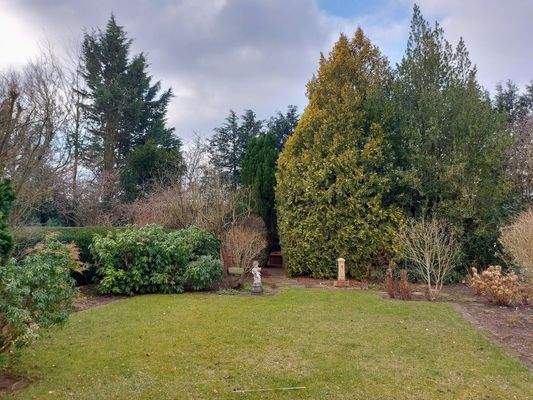 Garten mit Rasen, Beeten, Sträuchern und Bäumen