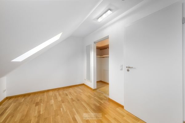 Schlafzimmer mit separater Ankleide