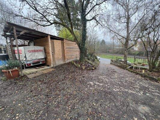Unterstellplatz mit Schuppen