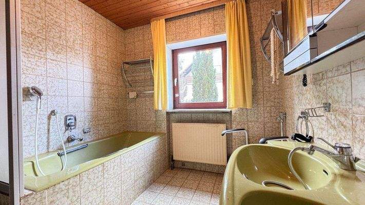 Bad mit Wanne und Dusche