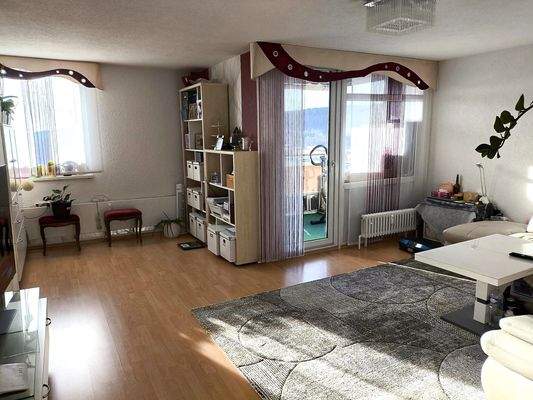 Wohnzimmer mit Balkon