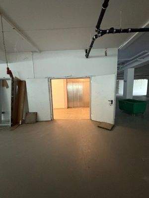 weitere Büroflächen im OG mit direktem Lastenlift.