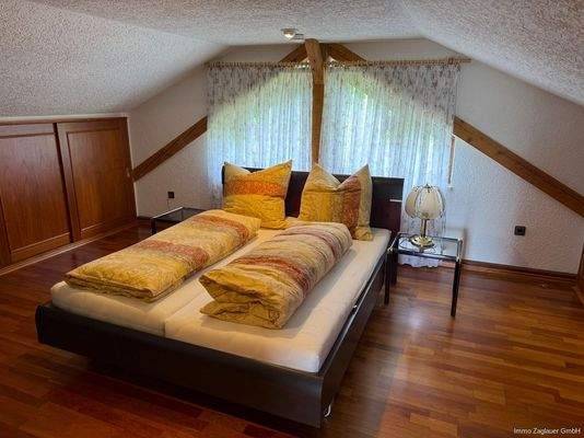 Das ruhig gelegene Schlafzimmer im Dachgeschoss