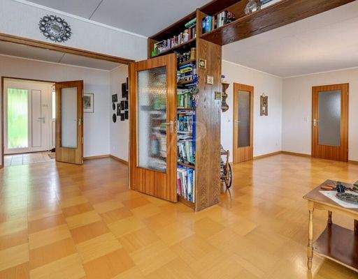 Wohnbereich mit Blick in den Essbereich  (unmöbliert)