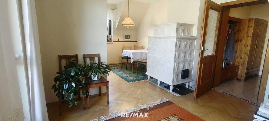 Essbereich mit Kachelofen