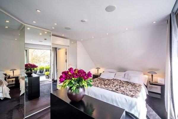 Behagliches Schlafzimmer mit Einbauschränken