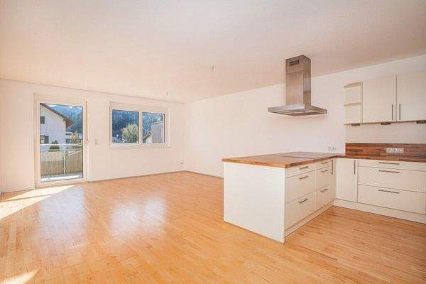 Wohnzimmer mit offener Küche