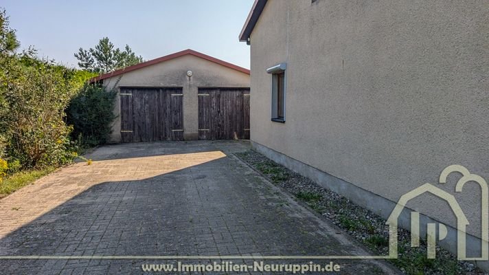 Zufahrt mit Garage