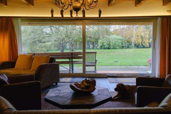 Wohnzi m. Blick in den Garten u. zum See