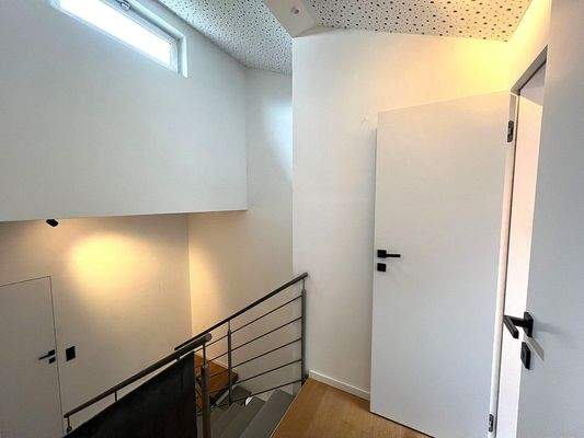 Modernes helles Treppenhaus