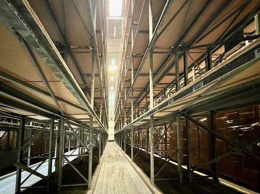 Halle mit Hochregalen