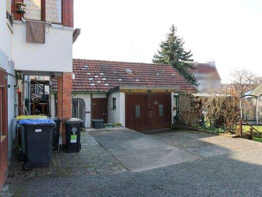 Nebengebäude mit Garage