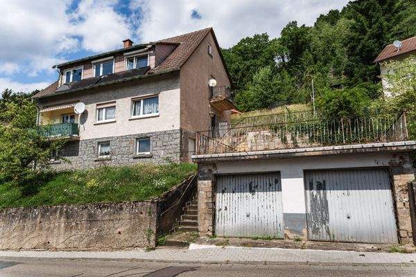 Vorderansicht mit Garagen