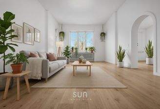 Lichtdurchflutetes Wohnzimmer mit Waldblick - (KI generiert)