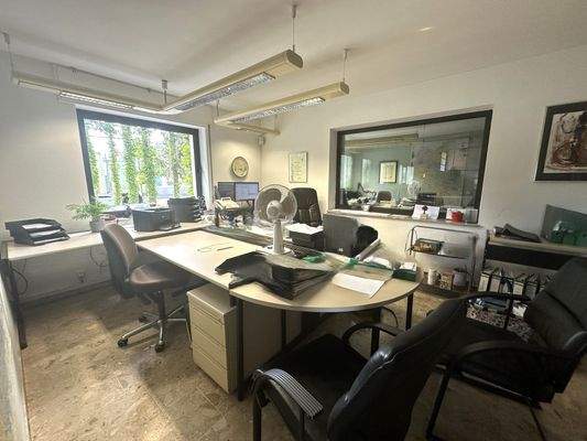 Büro mit Blick in die Halle