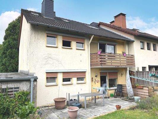 Rückansicht mit Terrasse & Balkon