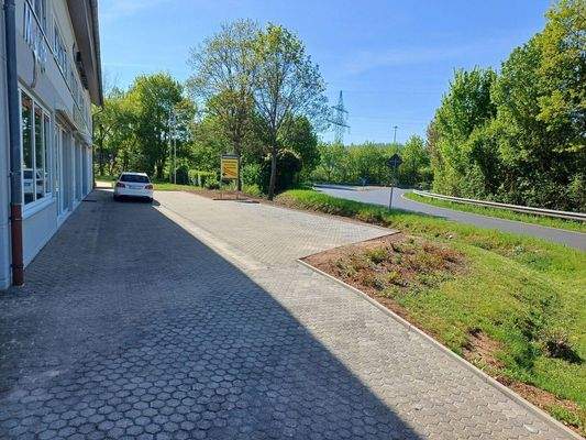 Außen Einfahrt/Parkplätze