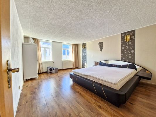 großes Schlafzimmer OG