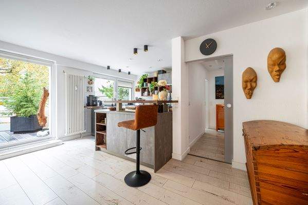 eleganter Schiebetür und Zugang zur platzsparenden Wendeltreppe