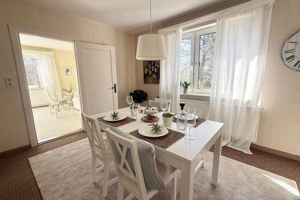 Esszimmer mit Zugang Wohnzimmer