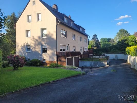 Rückseite mit Garagen