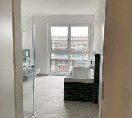 Tageslichtbad mit Dusche + Wanne