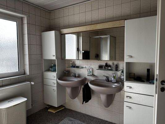 Tageslichtbad mit Badewanne