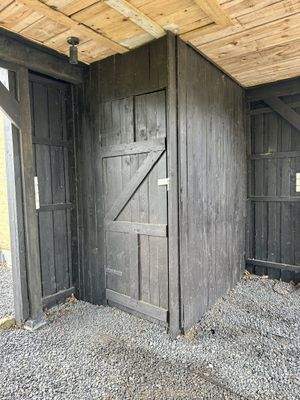 Kleiner Abstellraum im Carport