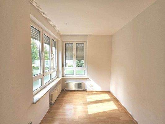 Schlafen. Fenster mit Rolläden