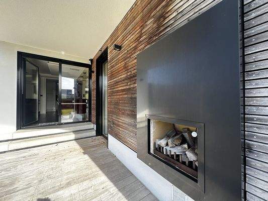 überdachte Westterrasse mit Außenkamin