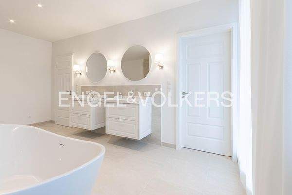 Bad en Suite OG mit Zugang zum vom  Hauptschlafzimmer und Flur